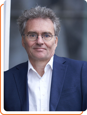 Der Geschäftsführer mit dem Schwerpunkt Excel VBA und MS-Project steht vor dem Eingang